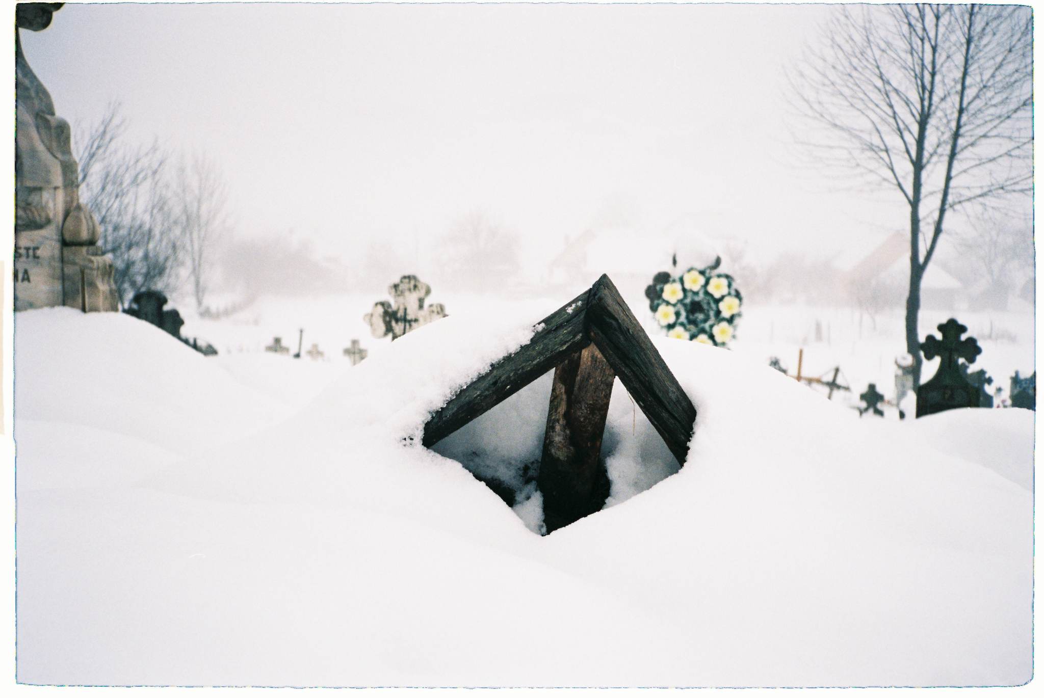 sat romania maramures colindat morti obicei craciun poteca cruce nea zapada