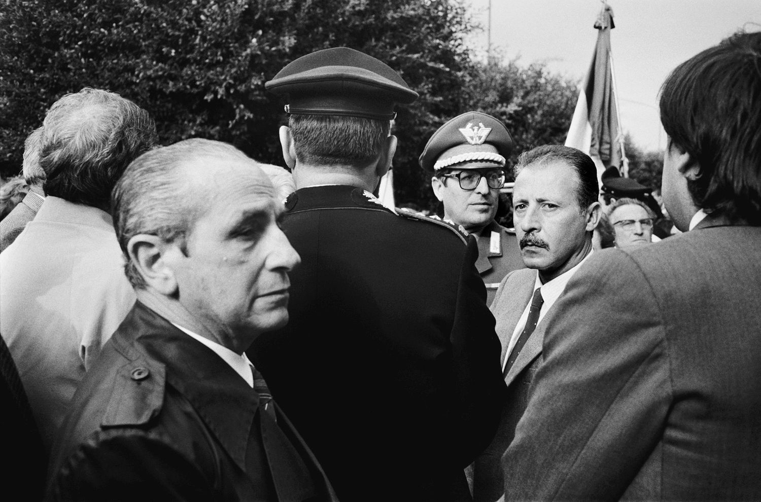 Fabio Sgroi, Seconde guerre mafieuse - foule d'hommes en uniforme et d'autres en costume. Photo en noir et blanc.
