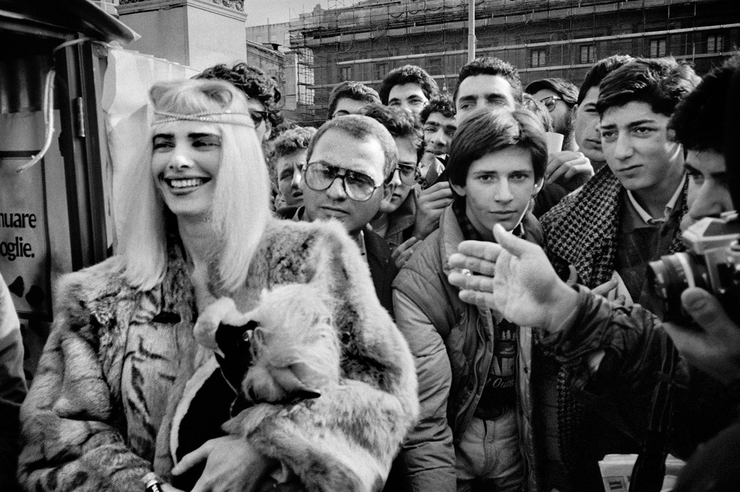 Fabio Sgroi, Seconde guerre mafieuse - groupe d'hommes entourant une femme blonde souriante portant une fourrure et un bandeau