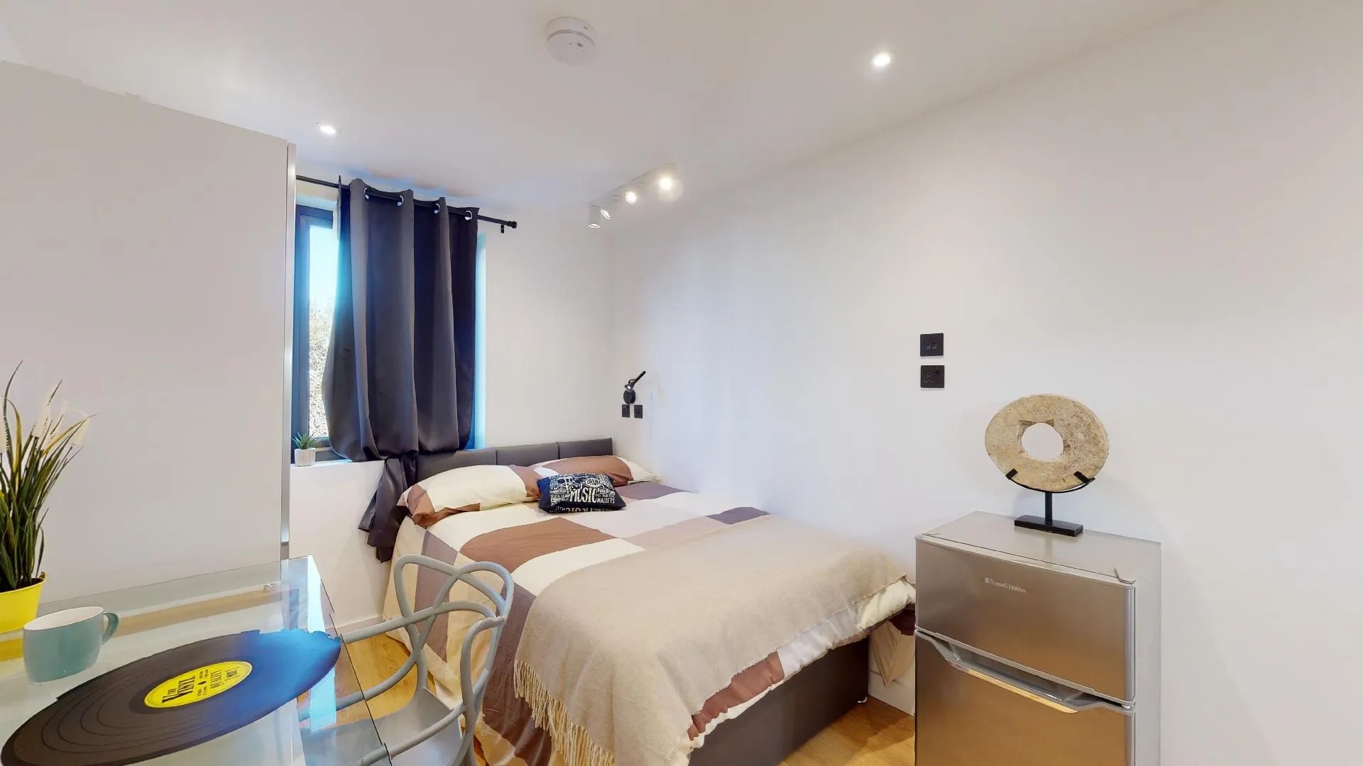 Small one-bed studio for rent with bed and fridge in Acton, London
