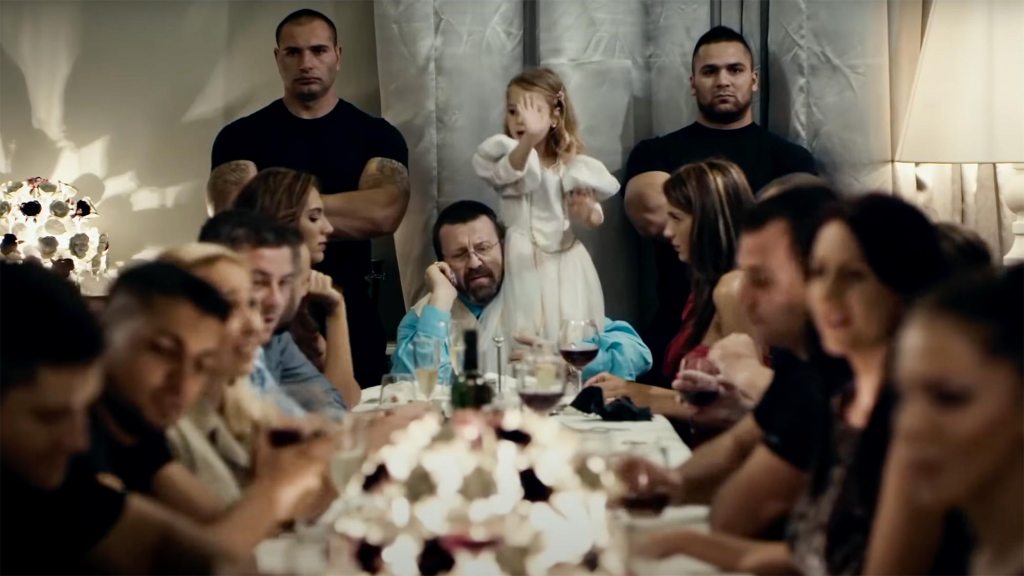 filme romanesti bune netflix comedie drama viata romania teambuilding miami bici