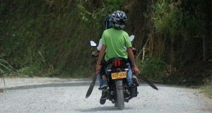 Foto ilustrasi dua pengendara motor membawa golok