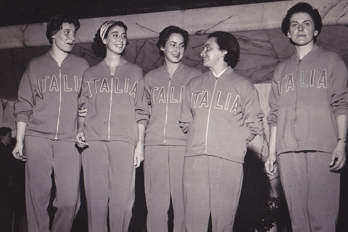 Irene con la Nazionale ai mondiali del ‘57. Alla sua destra Velleda Cesari, grande atleta e amica.