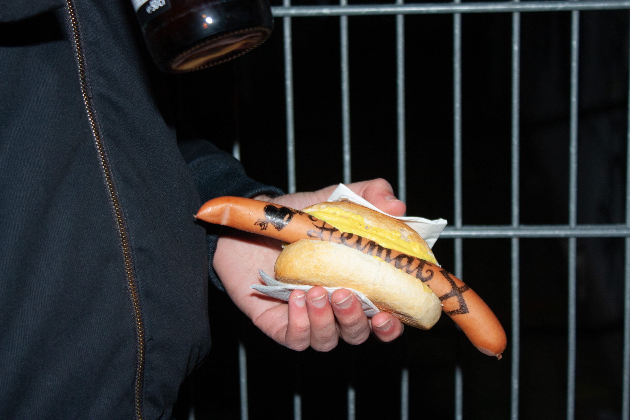 Eine Wienerwurst im Brötchen. Auf der Wurst ist