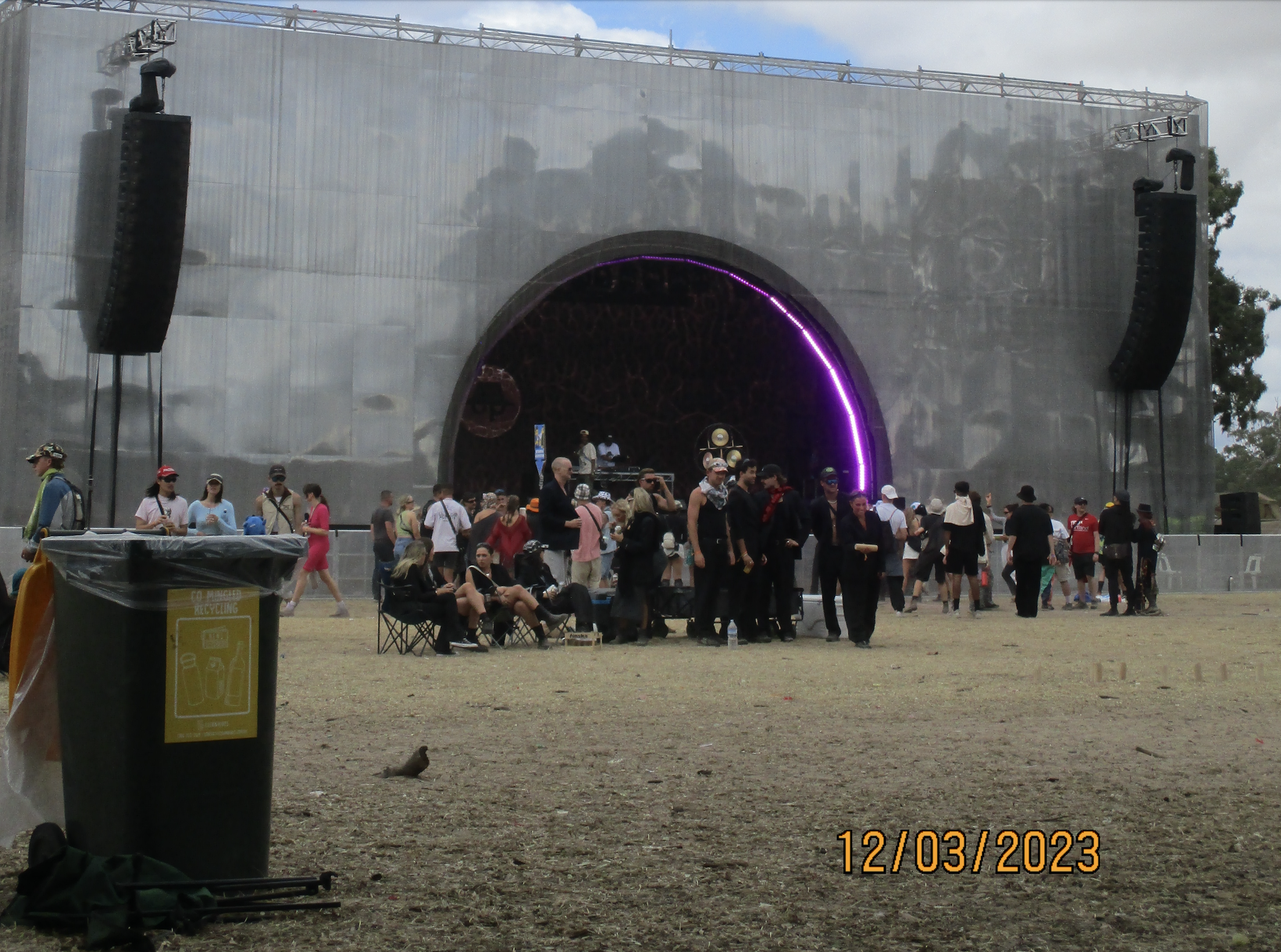 Why are u in the middle of the dancefloor with your back to the artists?