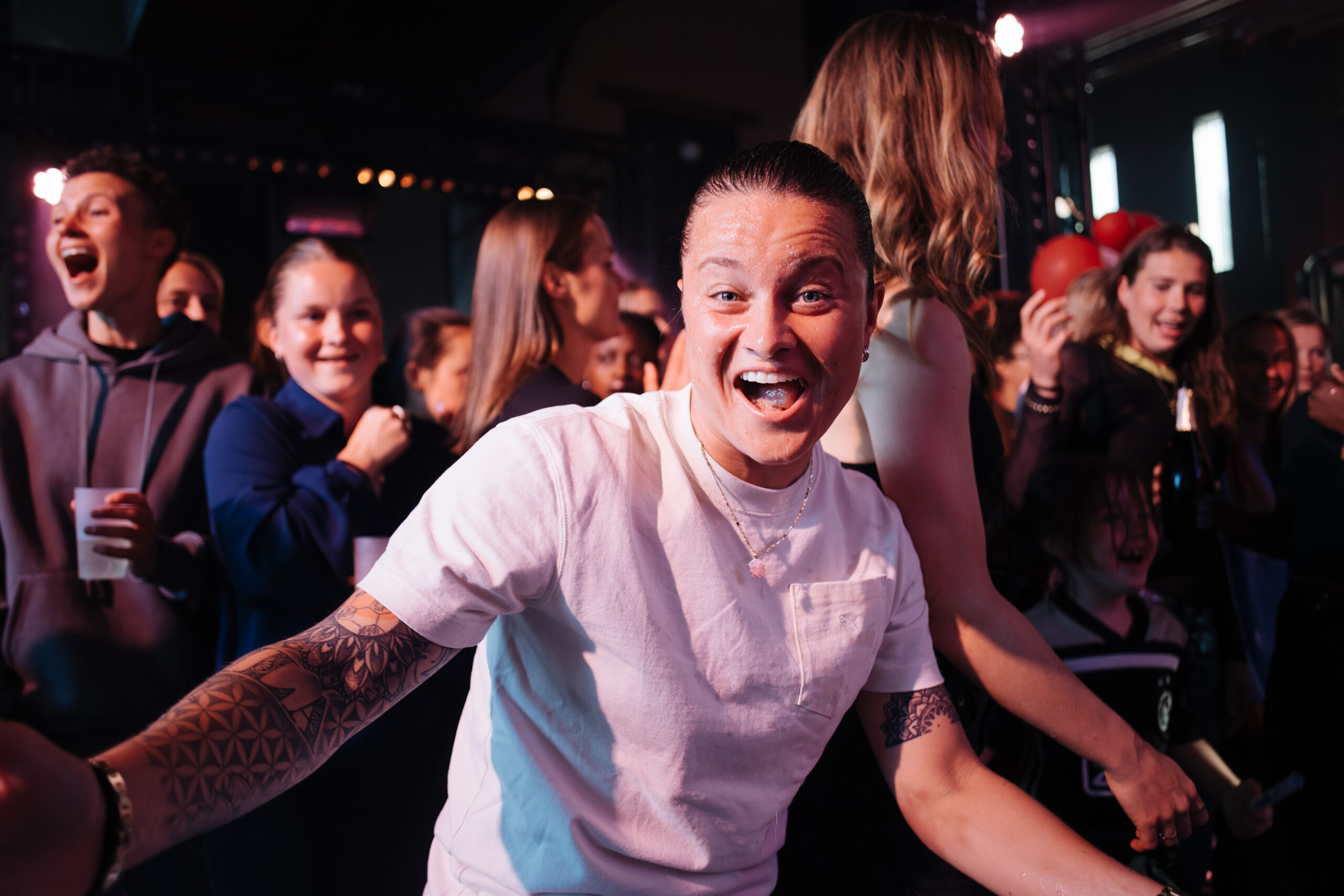 Middenvelder Sherida Spitse, die ook jarig was