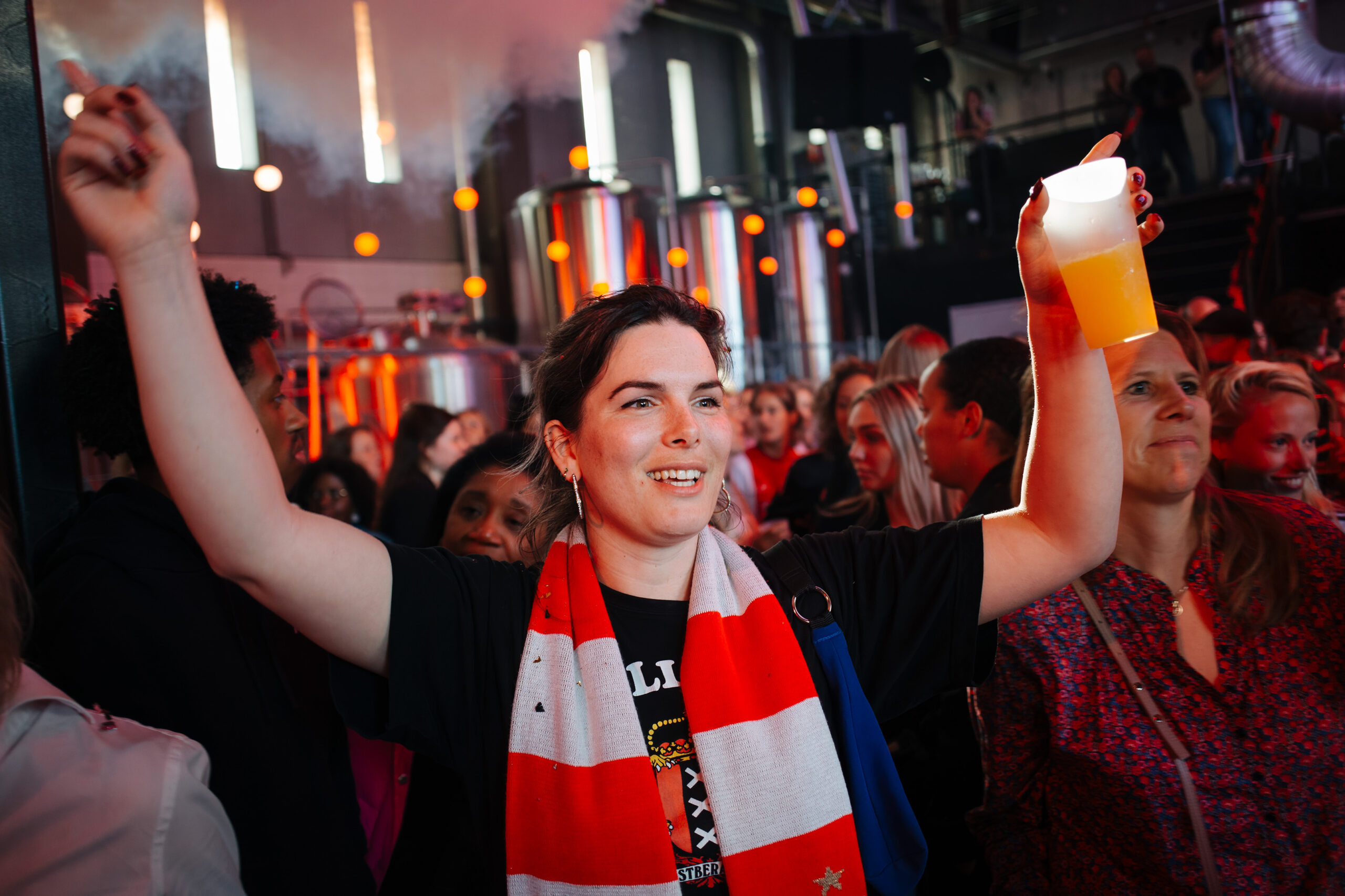 Ajax-fan met bier en sjaal