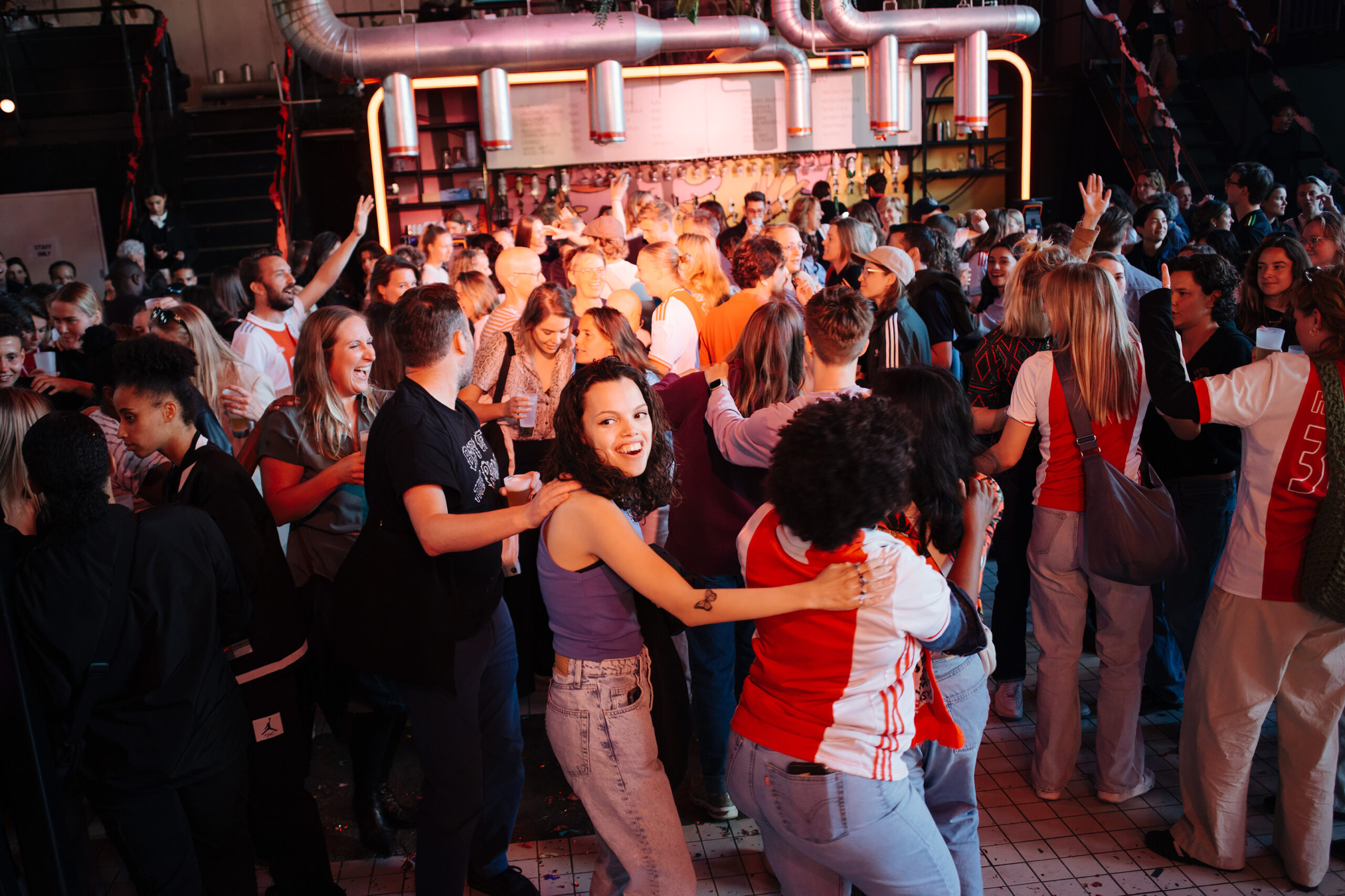 Ajax-supporters doen de polonaise
