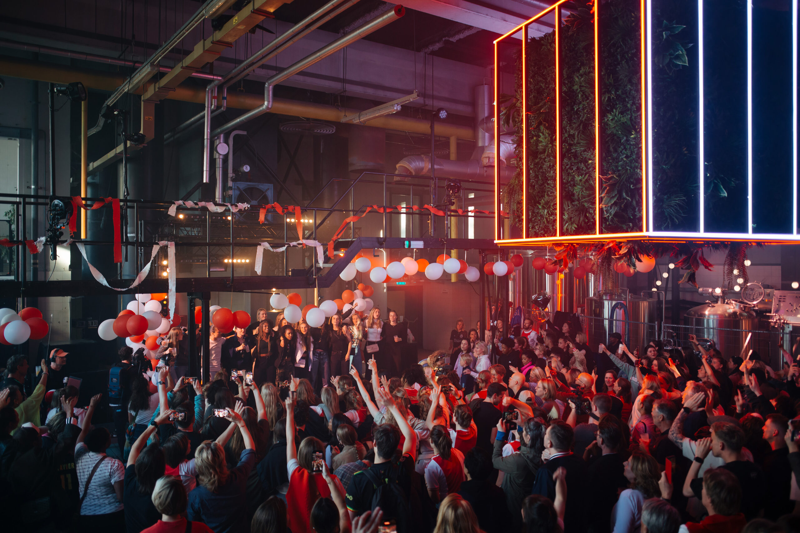 De alternatieve viering van de voetbalvrouwen dankzij Rocky Hehakaija en brouwerij De Eeuwige Jeugd