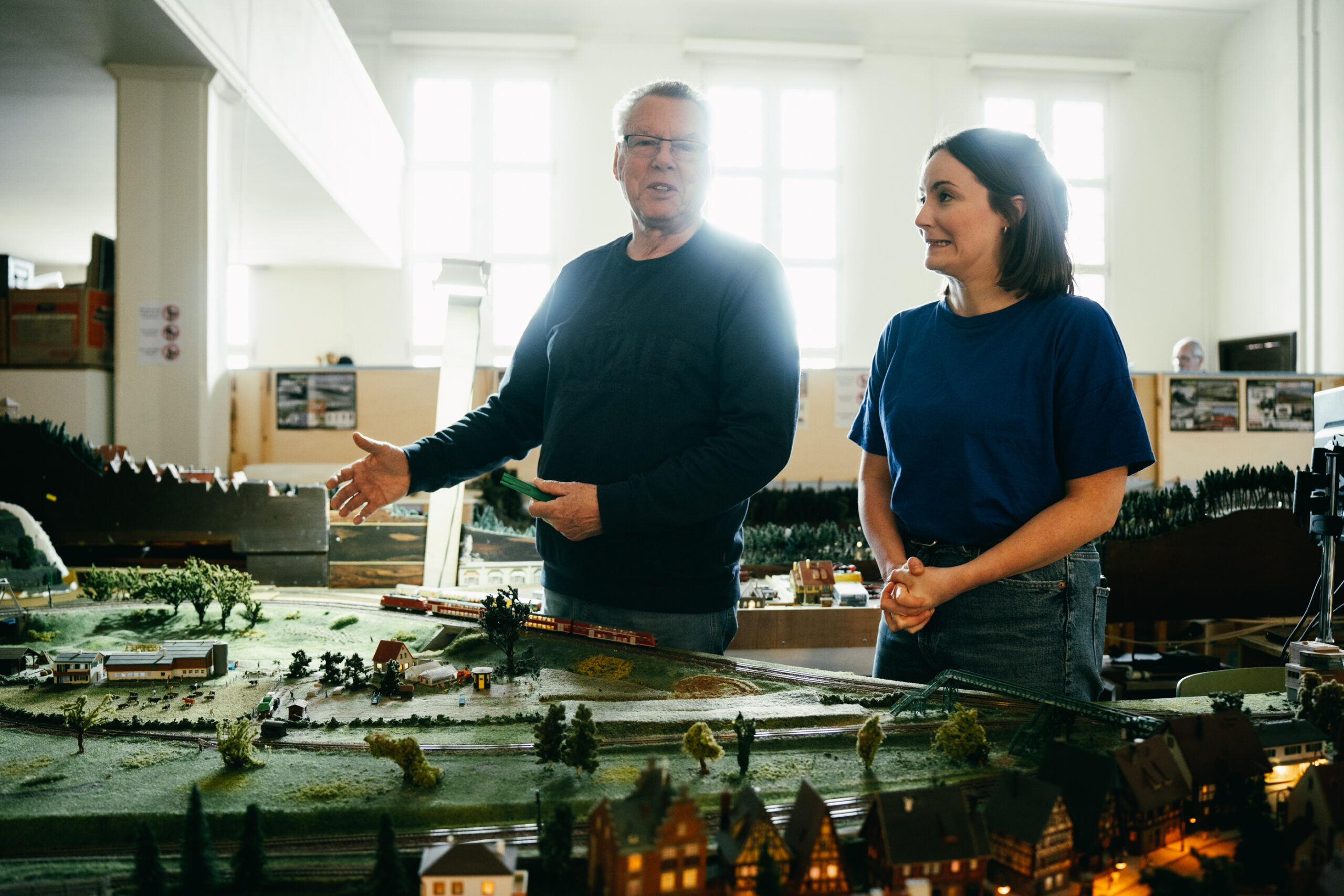 Die Autorin guckt Dieter zu, wie er einen Zug auf ein Gleis setzt.