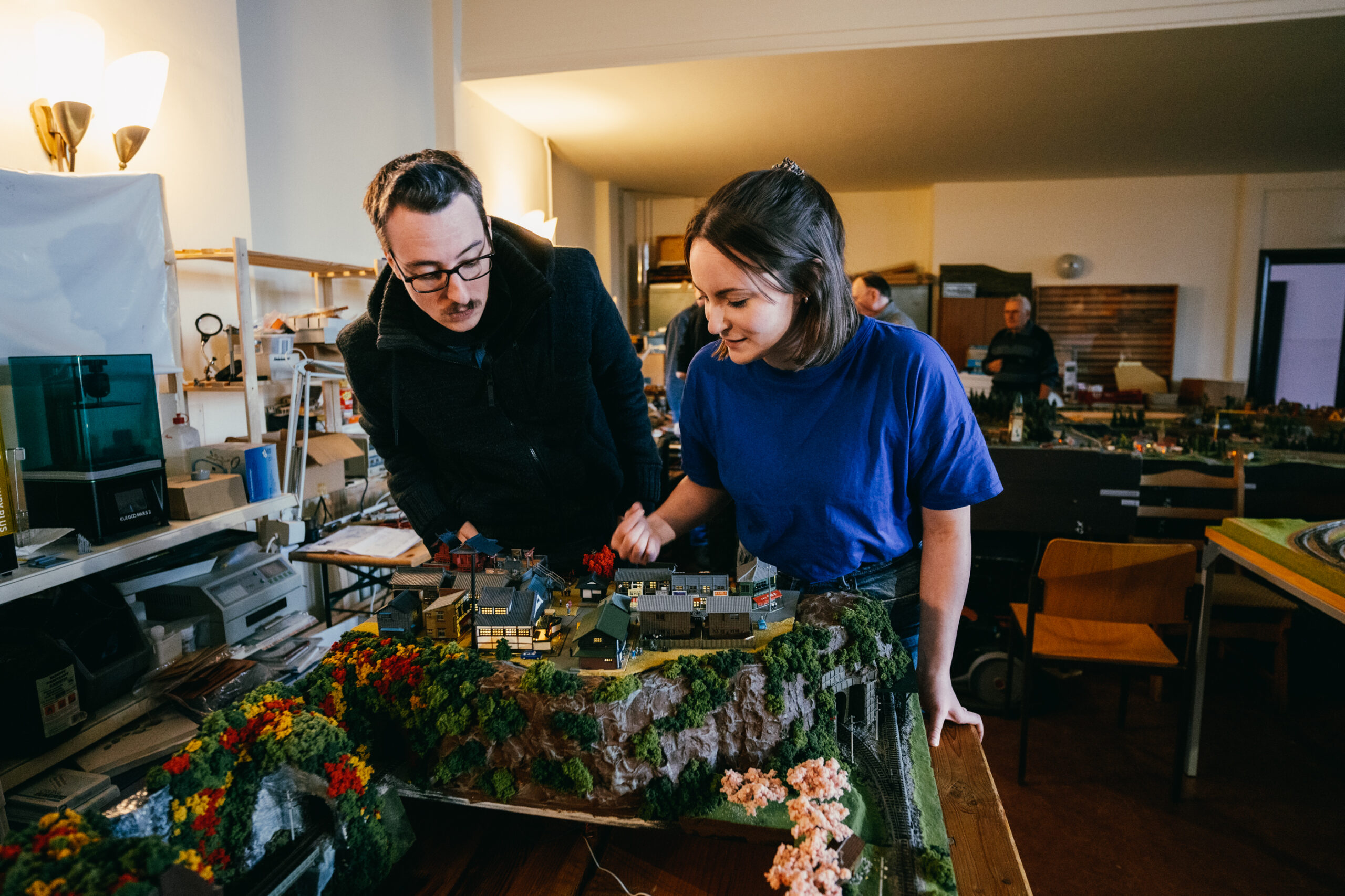 Sebastian und die Autorin lehnen sich über einen Teil der Anlage.