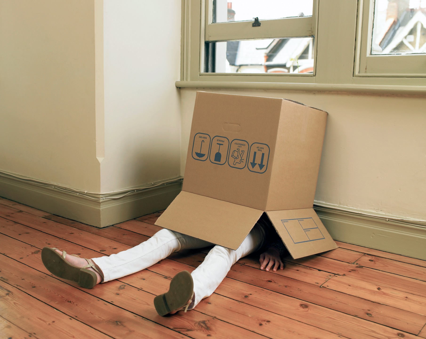 Was hiding. Прятки дети. Спрятался под кровать. Was hiding. Человек прячется.