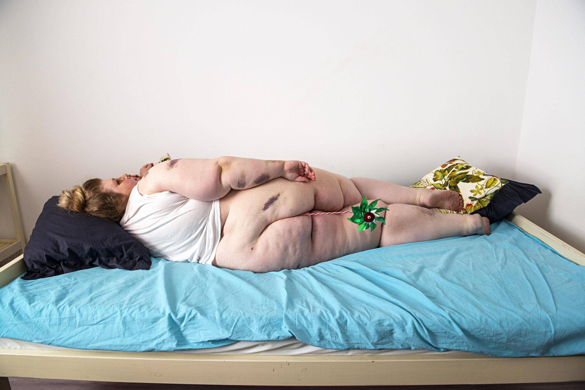 nuduri absurde cu corp supraponderal