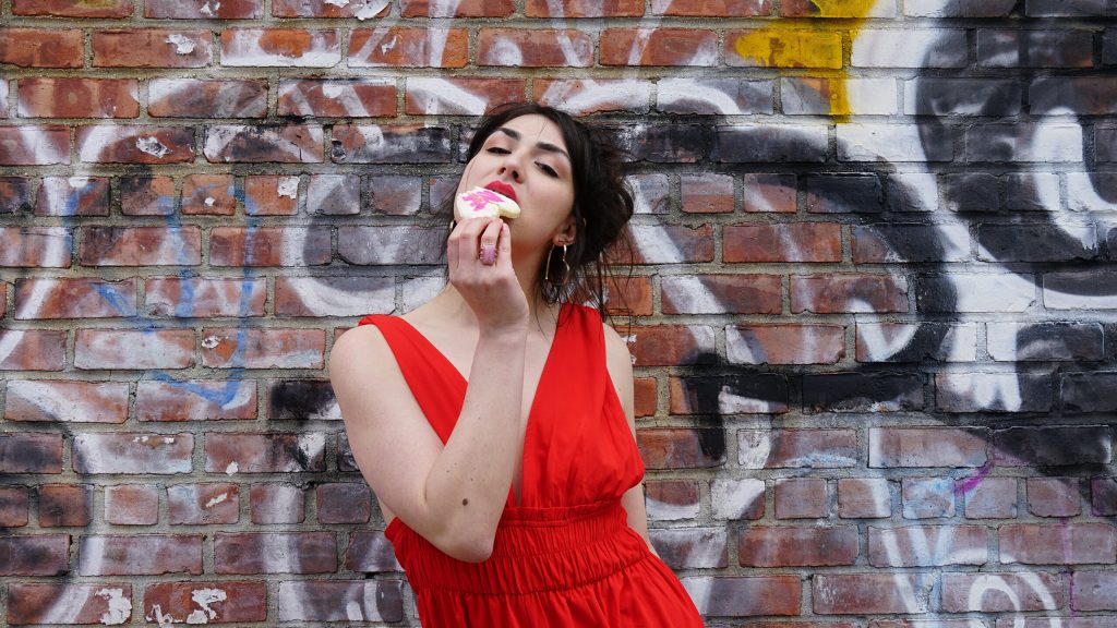 barbati atrasi de femei trans