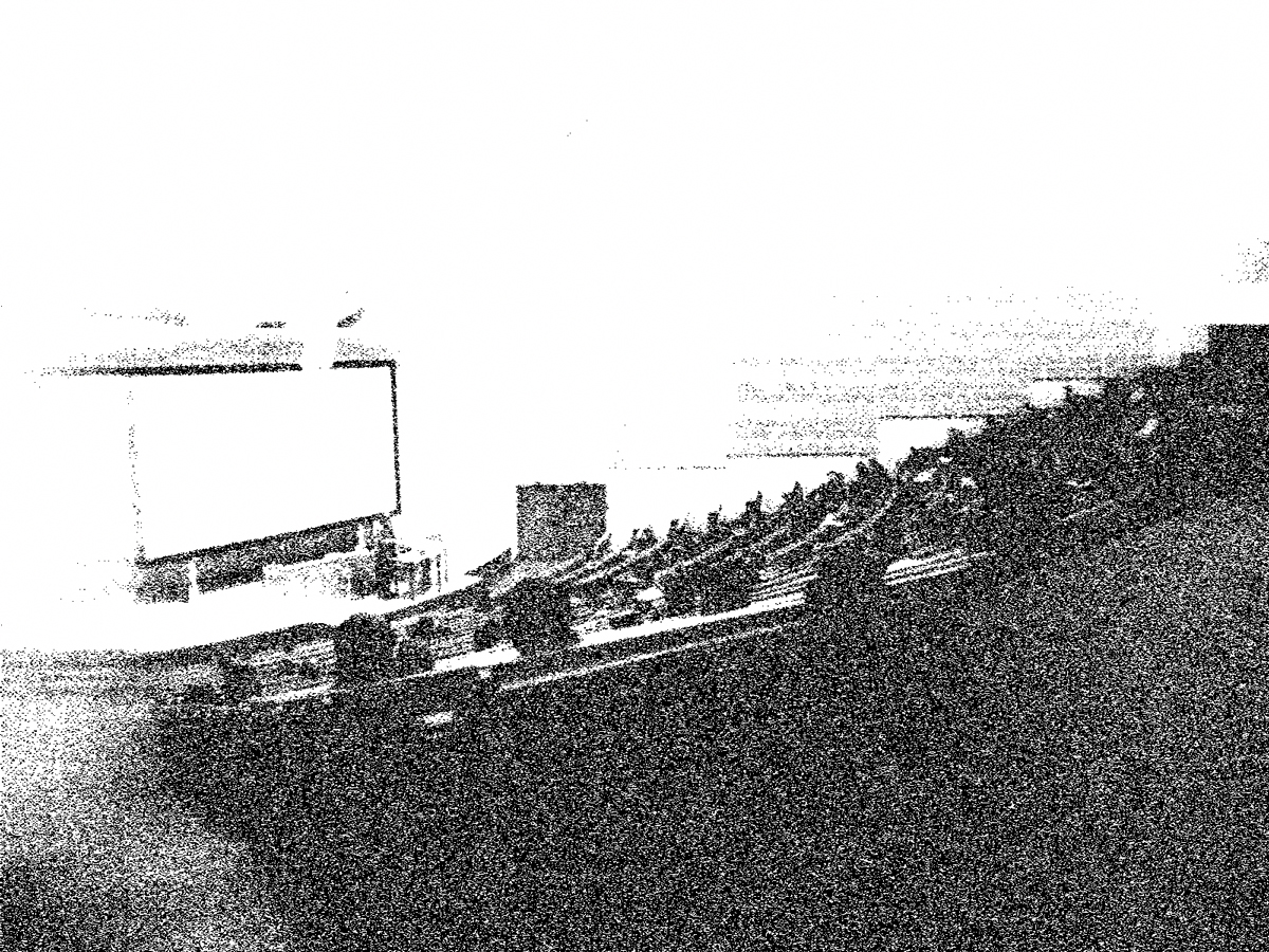 Auditoire d'université avec des étudiants et étudiantes devant un écran géant.jpg