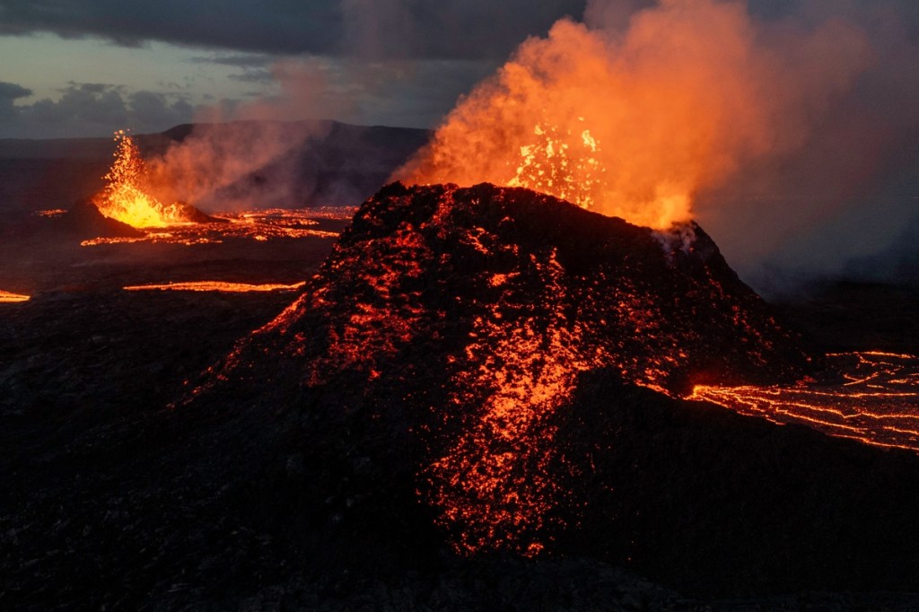 volcanic-eruptions-keep-forcing-icelandic-town-to-evacuate